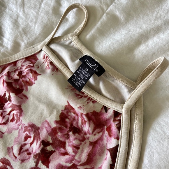 🌸 3 for $15 🌸 Floral Crop Top - Picture 3 of 3